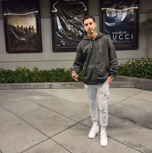 Meet your Posher, Adriel